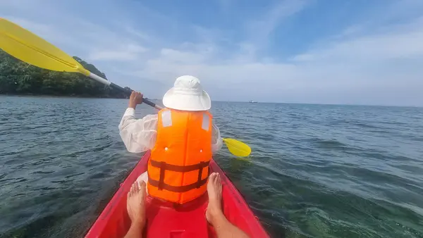 Une Femme Dans Kayak Manœuvre Gracieusement Travers Les Eaux Calmes — Photo