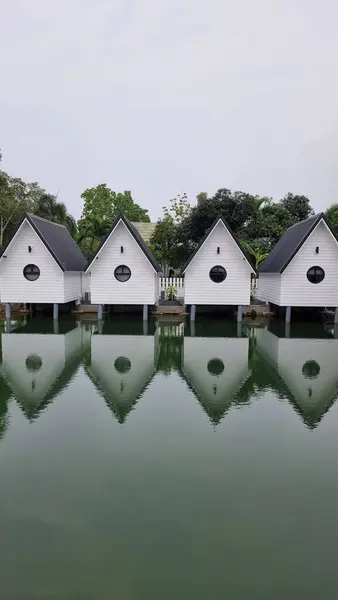 Спокойное Озеро Отражает Ряд Очаровательных Белых Домов Создавая Живописную Сцену — стоковое фото
