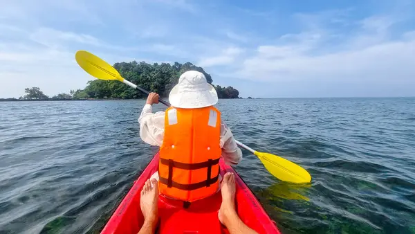 Una Persona Kayak Rema Hacia Una Pequeña Isla Rodeada Aguas —  Fotos de Stock