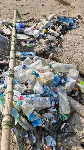 Pile Trash Disrupts Serene Landscape Sandy Beach Creating Stark Contrast — Stock Photo, Image