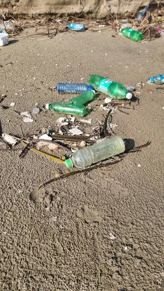 Haunting Scene Pile Plastic Bottles Other Debris Littering Beautiful Beach — Stock Photo, Image