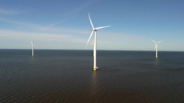 Okyanusta yeşil enerji üreten yel değirmeni türbinlerinin drone görüntüsü, Hollanda 'da denizde izole edilmiş yel değirmenleri.. 