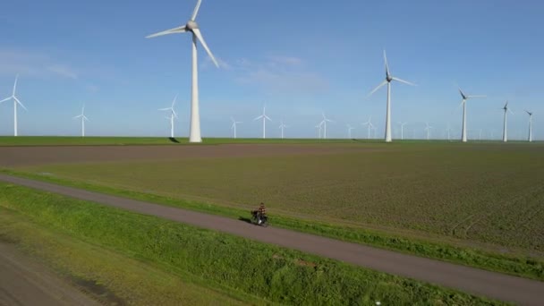 Mladý Muž Elektricky Zeleném Kole Kole Větrného Mlýna Farma Větrné — Stock video