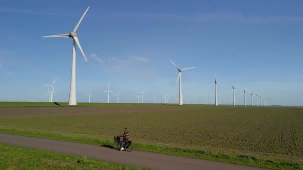 Jeune Homme Sur Vélo Électrique Vert Près Parc Éolien Par — Video