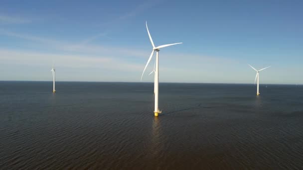 Dronezicht Vanuit Lucht Windmolens Oceaan Die Elektriciteit Opwekken Windmolens Geïsoleerd — Stockvideo