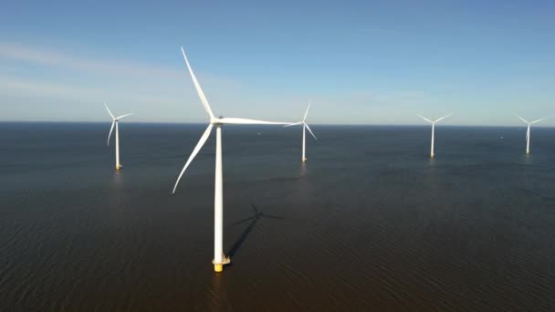 海洋中的风车公园 无人侦察机俯瞰风力涡轮机发电的绿色能源 荷兰的风车在海上与世隔绝 伊什米尔湖 — 图库视频影像