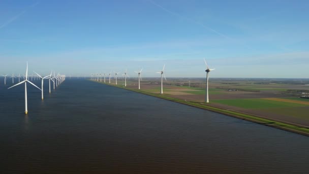 Větrný Park Oceánu Větrné Turbíny Elektricky Vyrábějící Zelenou Energii Jaře — Stock video