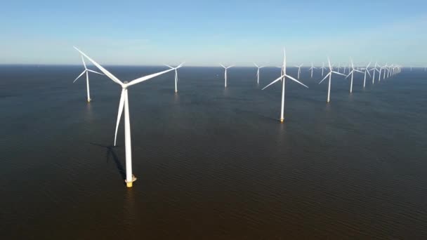 オランダの海で隔離されたグリーンエネルギーを生成する風車タービンの無人航空観測 ウィンドミルパーク — ストック動画