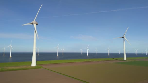 ウィンドミルパーク 無人飛行機の風車タービンの空中ビュー 電気的に オフショアおよびオンショアタービンを生成する ウェスタン エルムディク ノルドポルダ フルボランド — ストック動画