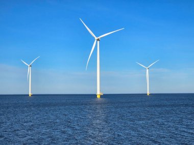 Okyanustaki yel değirmeni parkı, Hollanda 'da yeşil enerji üreten bir hendekteki yel değirmeni türbinleri Hollanda' da izole edilmiş yel değirmenleri. Enerji geçişi