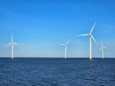 Okyanustaki yel değirmeni türbinleri elektriksel olarak yeşil enerji üretir ve Hollanda 'da denizde yel değirmenleri izole edilir. Enerji geçişi, sıfır emisyon, karbon nötr, Dünya günü konsepti