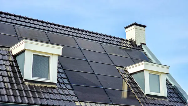 Holenderski Obszar Przedmieścia Nowymi Domami Czarnymi Panelami Słonecznymi Dachu Zbliżenie — Zdjęcie stockowe