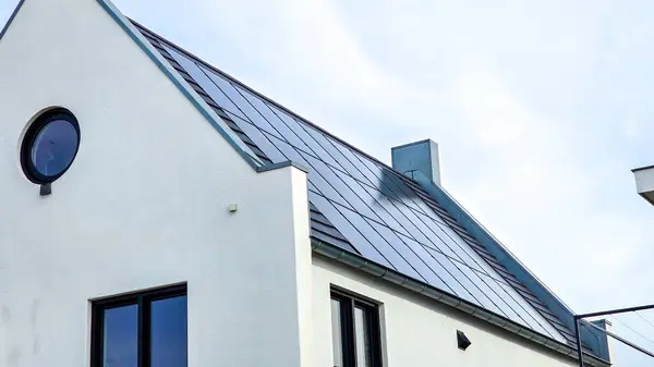 Çatıda Siyah Güneş Panelleri Olan Yeni Yapılmış Evler Güneşli Bir — Stok fotoğraf