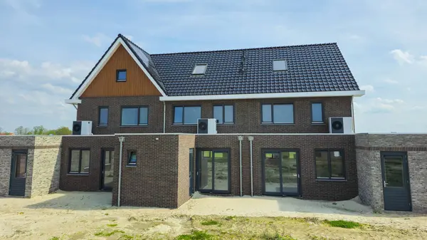 Hollanda Tuğlaları Olan Modern Bir Eve Hava Kaynağı Isı Pompası Telifsiz Stok Imajlar