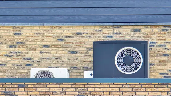 Luftkälla Värmepump Installerad Utomhus Ett Modernt Hem Med Tegel Nederländerna Stockbild