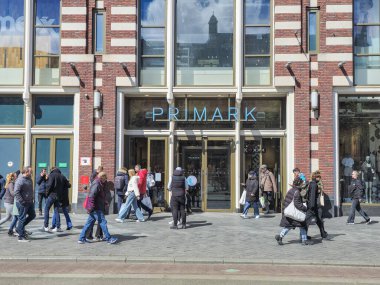 Amsterdam Hollanda 21 Nisan 2024, Motion bulanık insanlar Primark alışveriş merkezi Amsterdam Damrak 'ta yürüyüş insanlar 