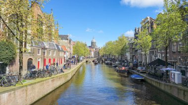 Amsterdam Hollanda 21 Nisan 2024 Kapalı dükkanlar ve pencereler ile Kırmızı Işık Bölgesi Yeni yönetmelikler sırasında Amsterdam 'ın başka bir bölümüne taşımak için