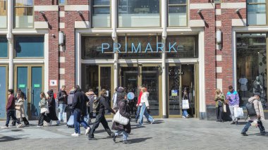 Amsterdam Hollanda 21 Nisan 2024, hareket bulanık insanlar Primark alışveriş merkezinde yürüyüş insanlar 