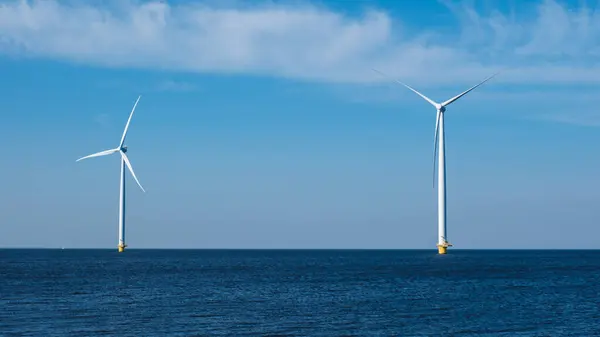 Două Turbine Eoliene Sunt Înalte Mijlocul Oceanului Valorificând Puterea Vântului Fotografie de stoc