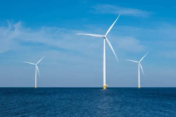 Ryhmä Tyylikkäitä Tuuliturbiineja Seisoo Korkealla Alankomaiden Flevolandin Valtameressä Valjastaen Tuulen kuvapankkikuva