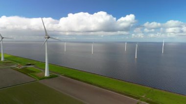 Baharda Hollanda 'daki yel değirmeni parkı, yel değirmeni hava görüntüsü elektrik, enerji geçişi, yel değirmeni çiftliği üreten rüzgar türbinleri.