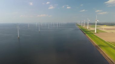 Yel değirmeni parkı bulutları ve mavi gökyüzü, yel değirmeni türbinleri okyanusta yeşil enerji üretir. Hollanda 'da enerji geçişi Avrupa' da, bir dizi yel değirmeni