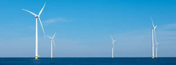 Mesmerizing View Row Wind Turbines Gracefully Spinning Vast Ocean Capturing — Stock Photo, Image
