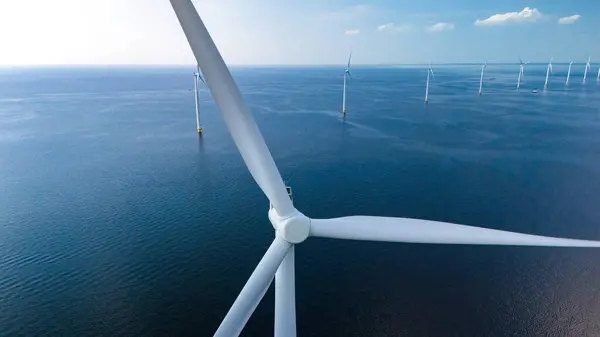 Turbin Kincir Angin Yang Menjulang Secara Rumit Ditempatkan Hamparan Samudra Stok Gambar