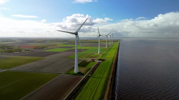 春のオランダのウィンドミル公園 フローバンドの風車農場を電気的に生成する風車タービンの無人航空観測 — ストック動画