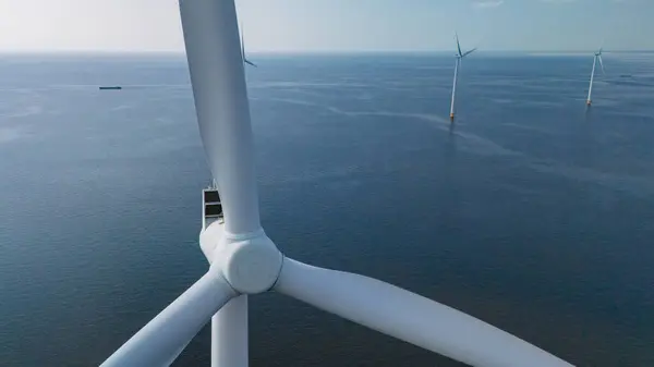Tuulivoimapuisto Jossa Korkeat Tuulimyllyturbiinit Joka Seisoo Majesteettisena Merivesissä Valjastaen Tuulen kuvapankin valokuva