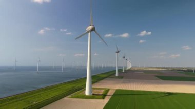 Yel değirmeni türbinleri okyanusta yeşil enerji üretir. Hollanda 'da enerji geçişi Avrupa' da, insansız hava aracı görüşü