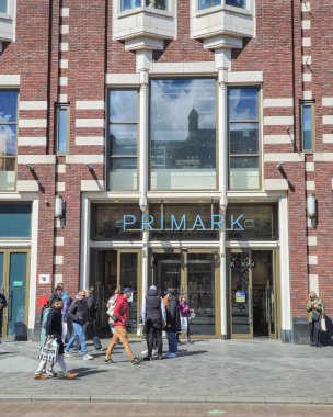 Amsterdam Hollanda 21 Nisan 2024, Motion bulanık insanlar Primark alışveriş merkezi Amsterdam Primark Damrak 'ta yürüyorlar 