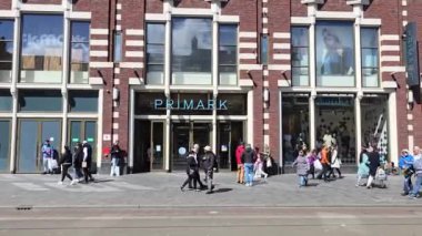 Amsterdam Hollanda 21 Nisan 2024, insanlar Primark alışveriş merkezinde yürüyorlar Amsterdam Primark Damrak 