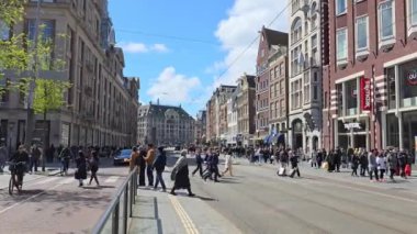 Amsterdam Hollanda 21 Nisan 2024, kalabalık şehir caddesinde yürüyen isimsiz bir kalabalık