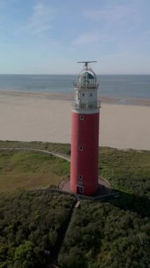 Teksaslı deniz feneri Hollanda 'da bir yaz günü Wadden Adası' nda kum tepeleri olan