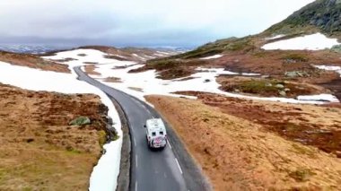 Kamp ya da karavan, karavan, Lyse yolunda karla kaplı karavan, Krejag Norveç Lysebotn yolu, ilkbaharda karla kaplı