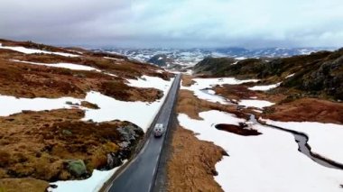 Karlı bir yolda Campervan veya karlı bir karavan, Lyse yolunda karla kaplı karavan veya karavan, Krejag Norveç Lysebotn yolu, ilkbaharda karla kaplı yol