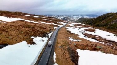 Kamp ya da karavan karavanı dağ yolunda, karavan veya karavan karavanı Lyse yolunda Krejag Norveç 'e kadar karla kaplı, bahar aylarında karla kaplı