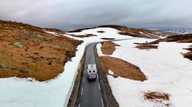 Kampervan veya karavan karavan, Lyse yolunda karla kaplı karavan veya karavan görüntüsü Krejag Norveç Lysebotn yolu, ilkbaharda karla kaplı yol