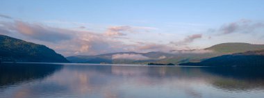 Norveç 'teki Byglandsfjord Gölü, gün doğumunda güzel bir dağ gölüdür. Gün doğumunda suda yansıması olur.