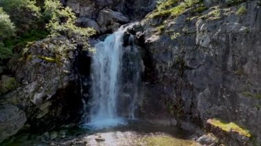 Güneşli bir günde Lysefjord 'da Lysebotn Norveç yakınlarındaki şelalede
