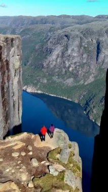 Norveç, Kjeragbolten Majestic, Kjerag, Norveç, Lysefjordbrau, Norveç 'teki Kjeragbolten Majestic idam taşında bir çift kadın ve erkek.