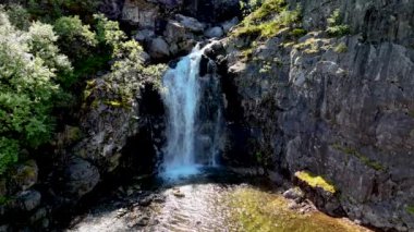 Lysefjord 'da şelale Yazın güneşli bir günde Lysebotn Norveç yakınlarında, bir şelalede insansız hava aracı manzarası