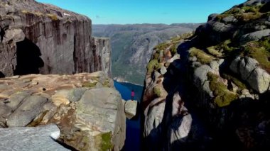 Norveç 'te Kjeragbolten Fjord, Norveç' te Lysefjordbrau kayasının üzerinde duran Asyalı kadınlar Lysefjord, Forsand Belediyesi Rogaland, Norveç