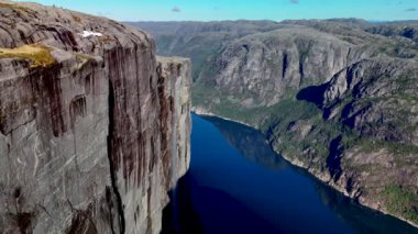 Kjeragbolten Fjord, Norveç, Lysefjordbrau Norveç fiyordunda mavi gökyüzü