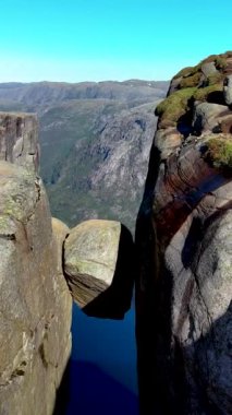 Kjeragbolten Fjord, Norveç, Lysefjorden 'de kaya asılı, Lysefjordbrau Norveç fiyortu Lysefjord, Forsand Belediyesi, Rogaland, Norveç