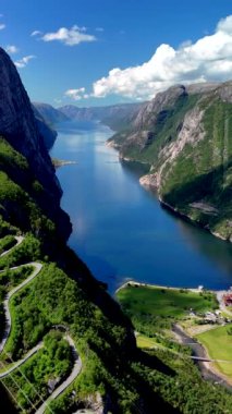 Norveç 'te Lysebotn' a giden kıvrımlı yolun havadan görünüşü, Lysefjord güzel bir yaz gününde mavi gökyüzü...