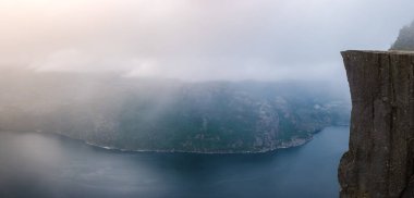 Preikestolen Norveç 'in kıyısından manzara