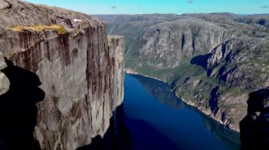 Kjeragbolten Fjord, Norveç, Lysefjordbrau Norveç fiyortlarında, Forsand Belediyesi Rogaland, Norveç, Kjergabolten Yazın güneşli bir gününde