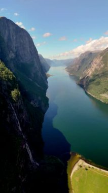 Norveç fiyordu, Lysebotn Norveç 'te, Lysefjord güzel bir yaz gününde mavi gökyüzü